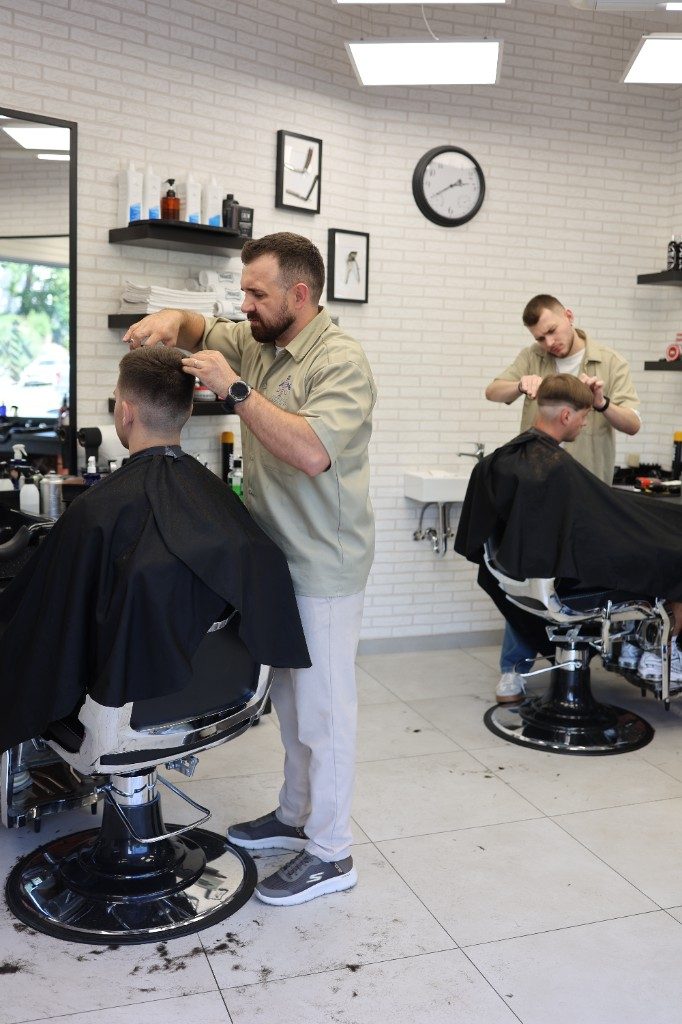 Atmosféra salonu — dvě pracovní stanice
